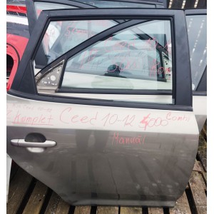 Dveře zadní pravé kompletní Kia Ceed combi (2010-2012)